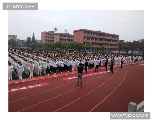 手艺人精雕细刻足球球星肖像展现运动精神与艺术魅力