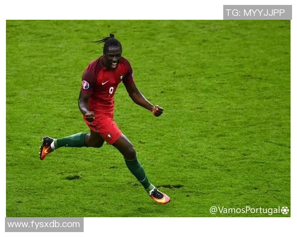 钢琴旋律下的绿茵传奇展现足球球星激情与艺术魅力剪辑